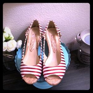 Retro red and white striped pumps 👠